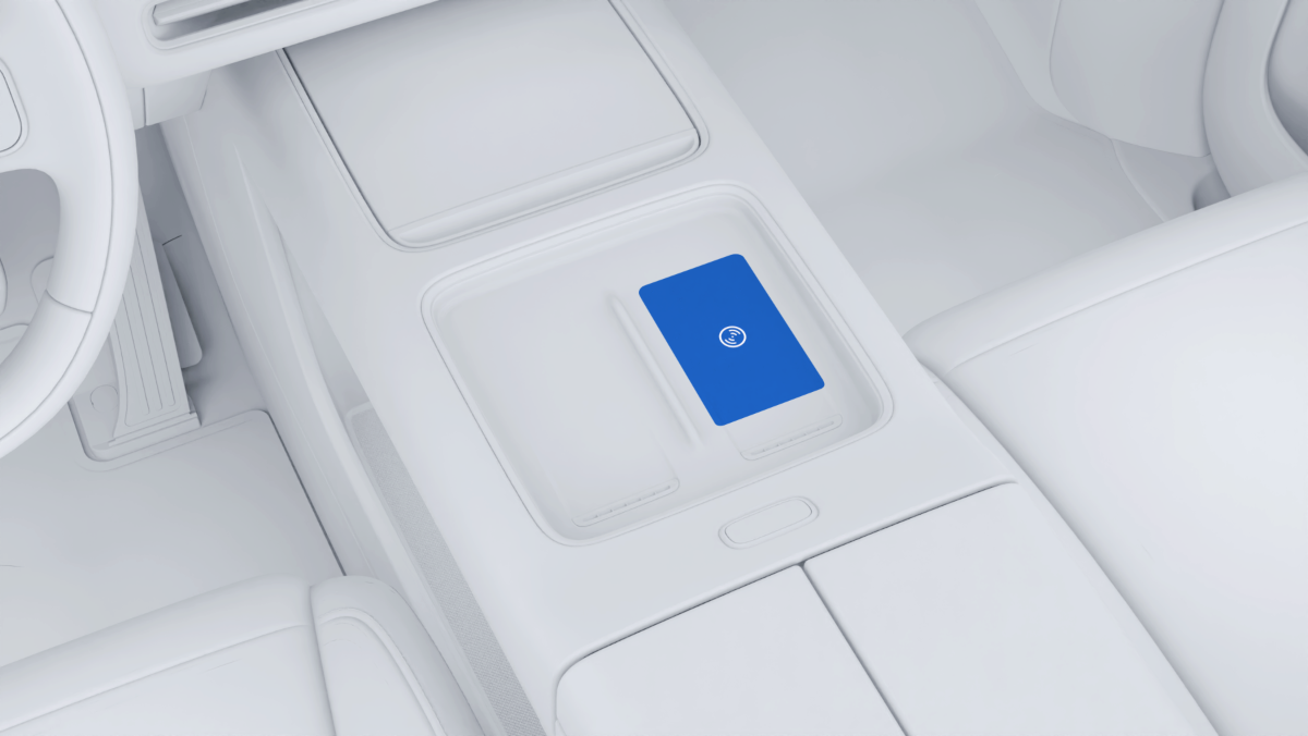По истечении 2 минут разместите карточку-ключ NFC в области беспроводной зарядки для переднего пассажира (как можно ближе к обозначенному…